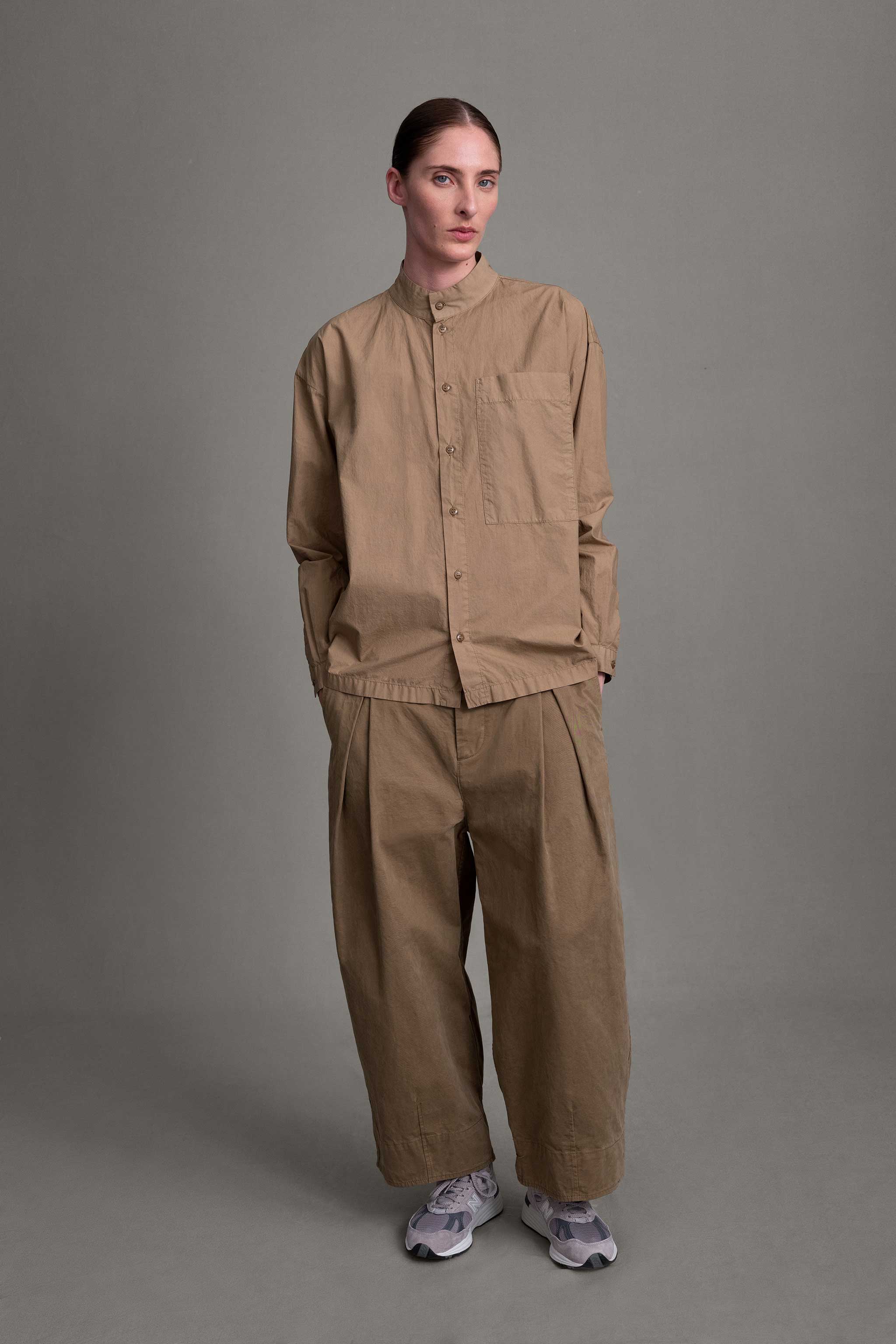 THE PHYSICIAN SHIRT / POPLIN CARDAMOM