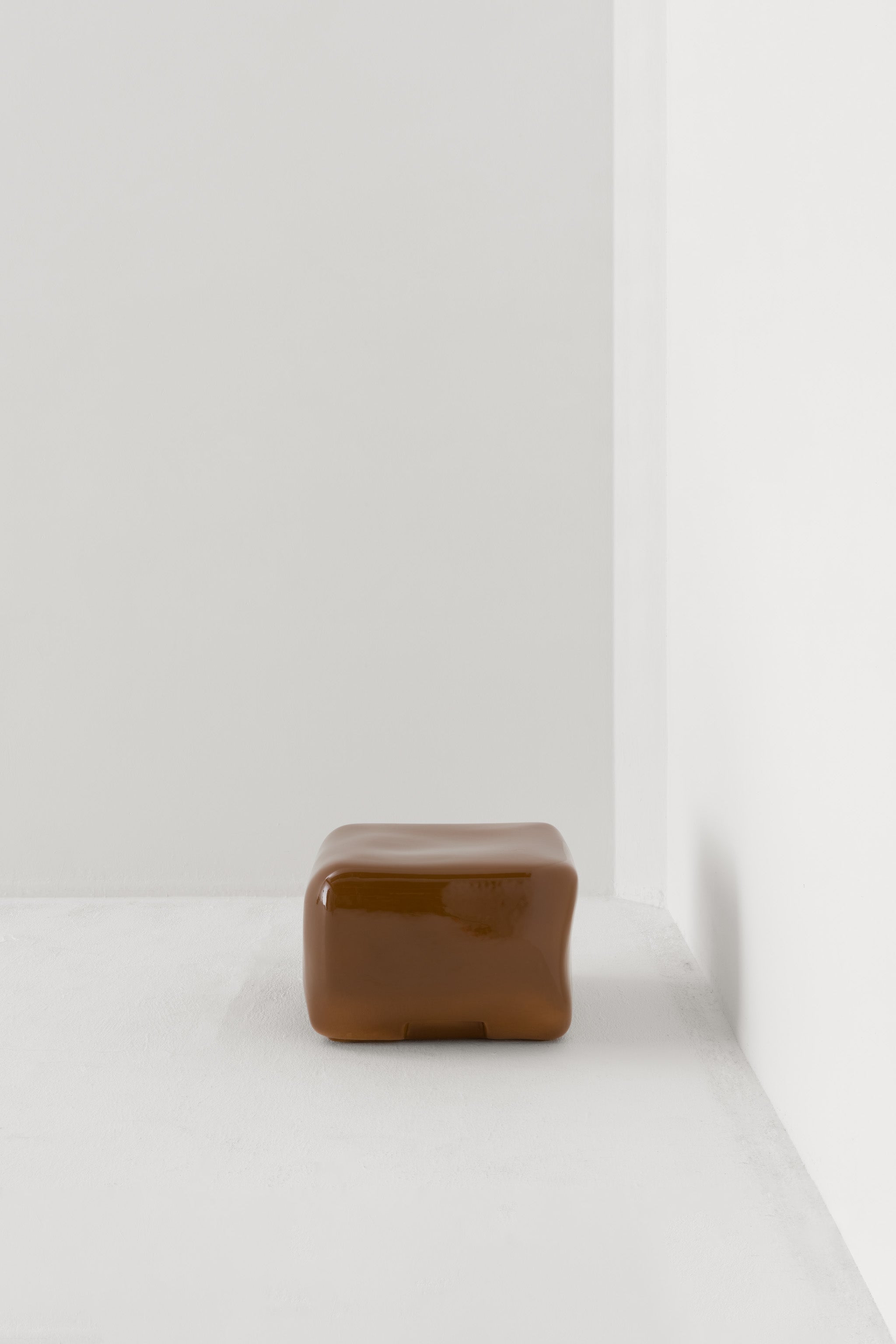 COBBLE LOW SIDE TABLE & STOOL / BROWN