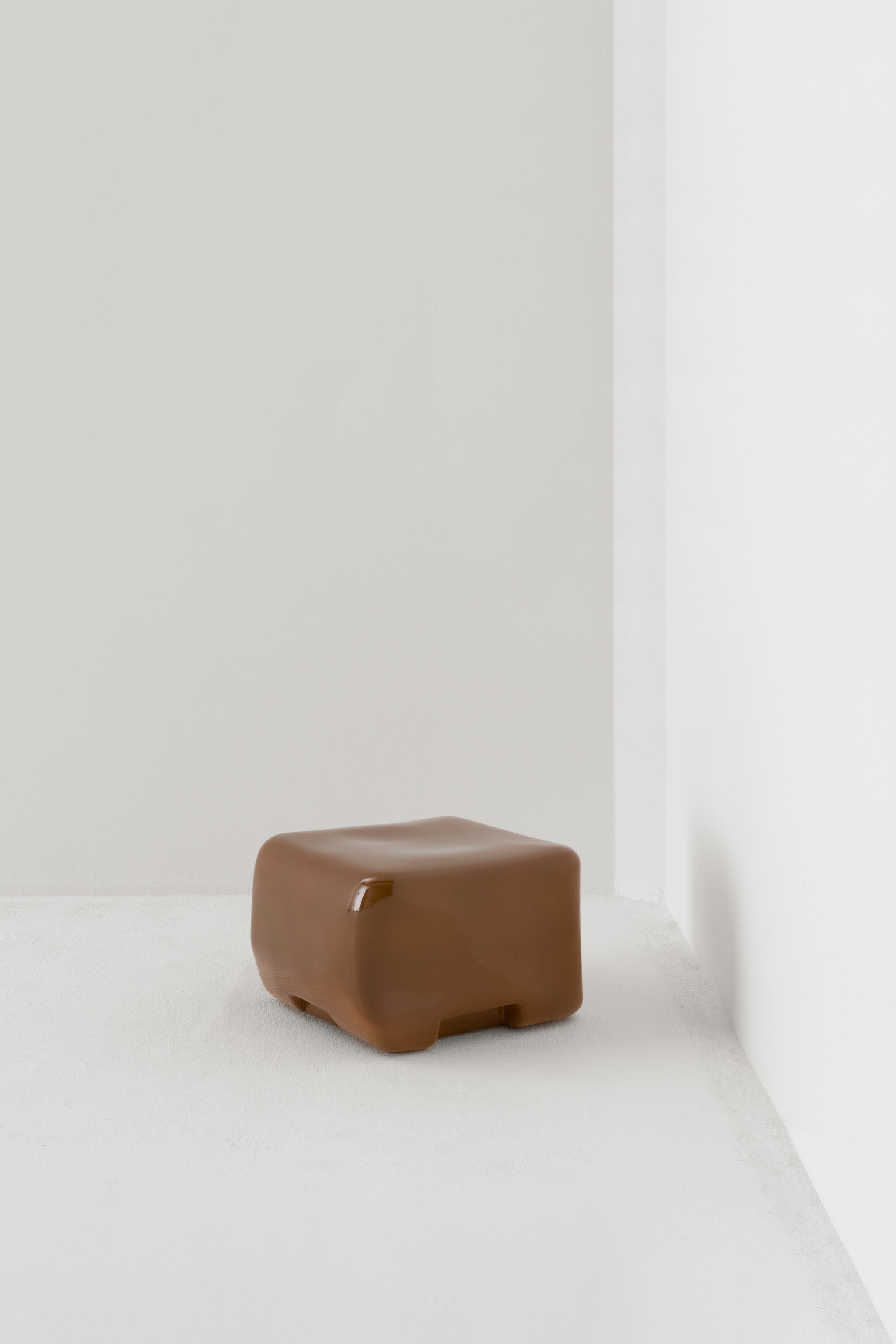 COBBLE LOW SIDE TABLE & STOOL / BROWN