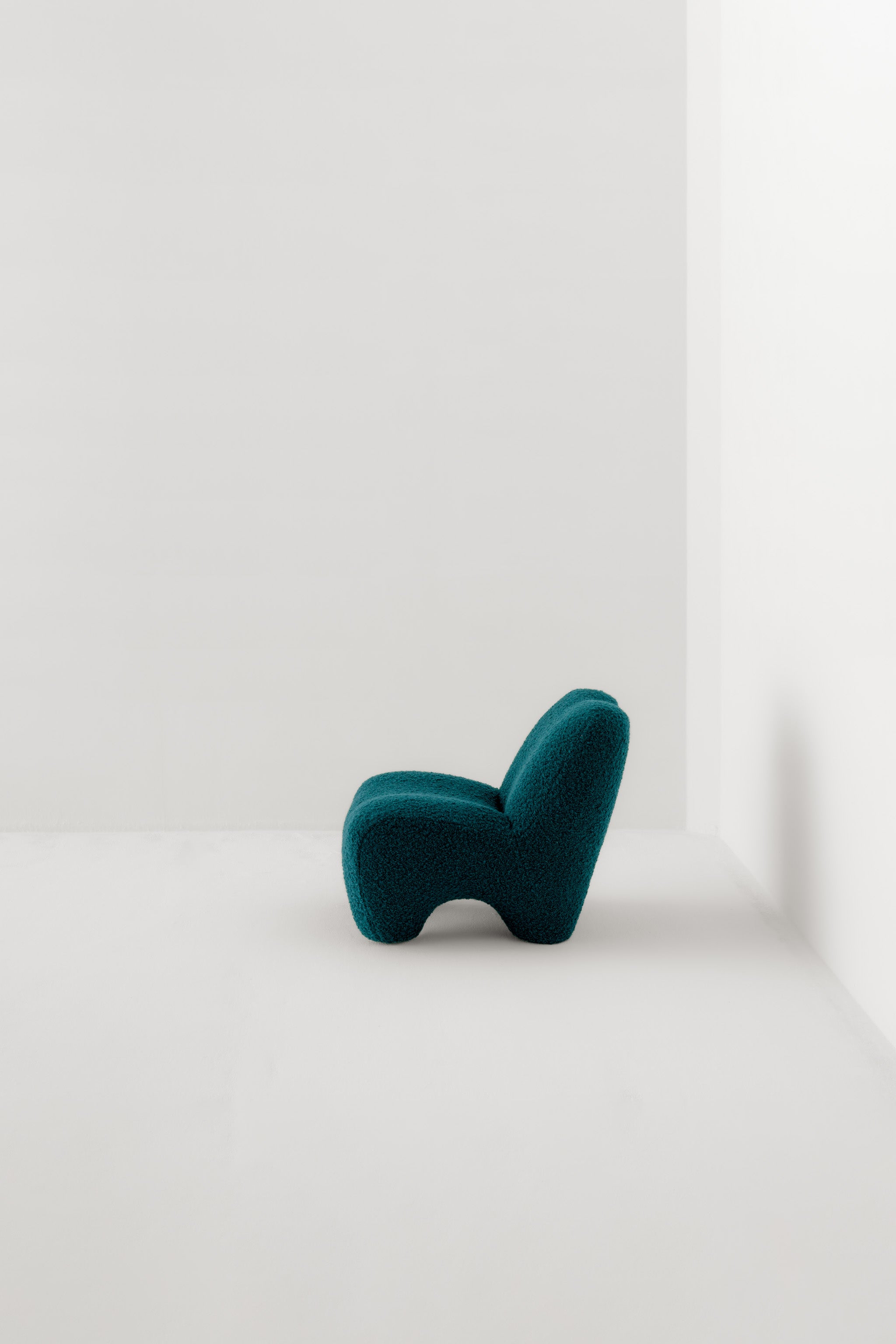 GUMMY LOUNGE CHAIR / OPIO PRUSSIANA