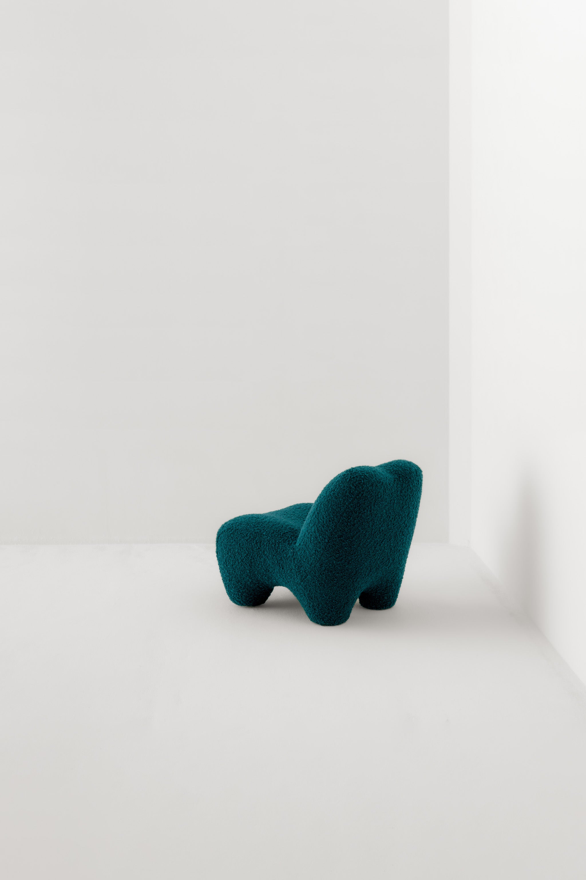 GUMMY LOUNGE CHAIR / OPIO PRUSSIANA