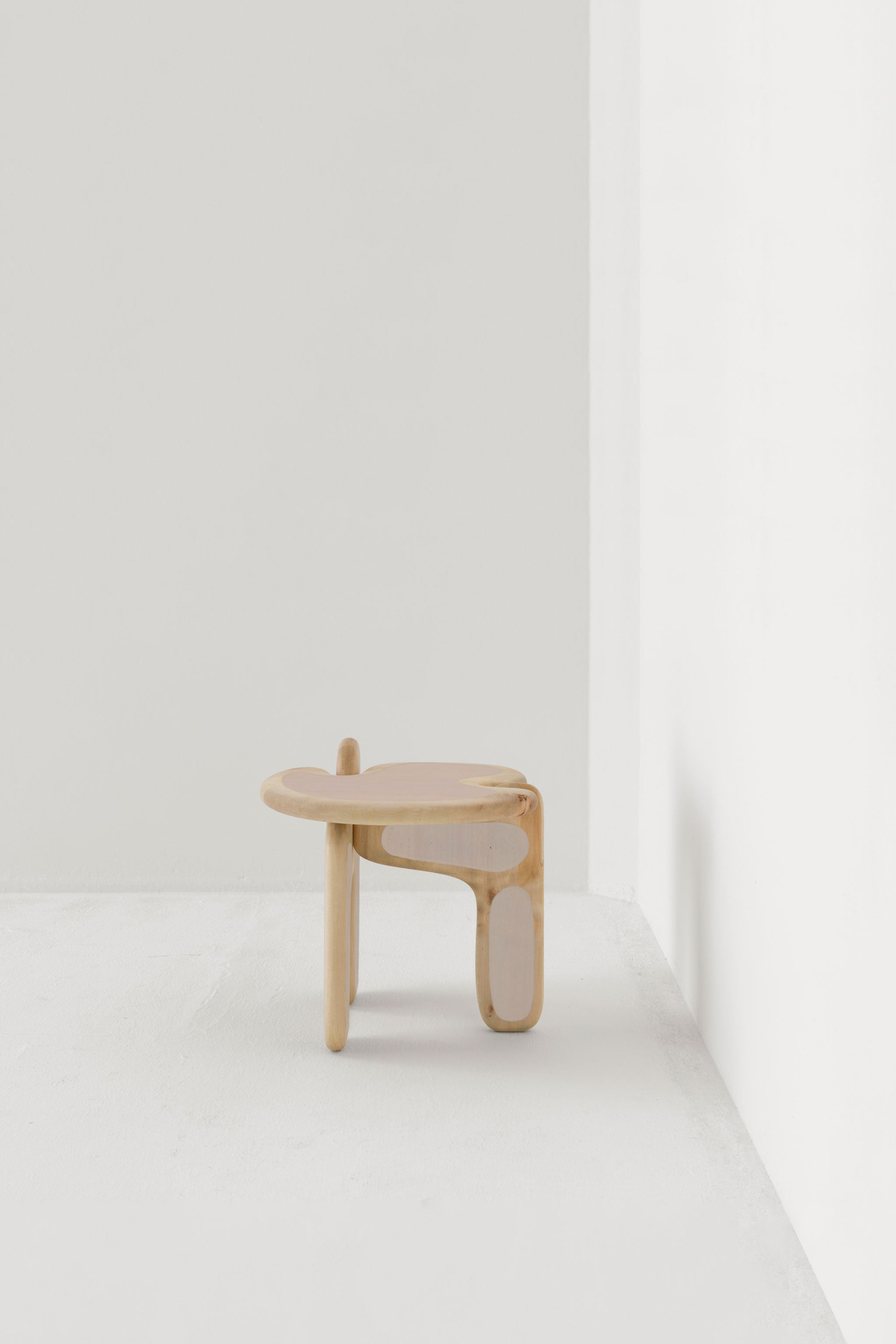 PALETTE SIDE TABLE / SOFT LILAC