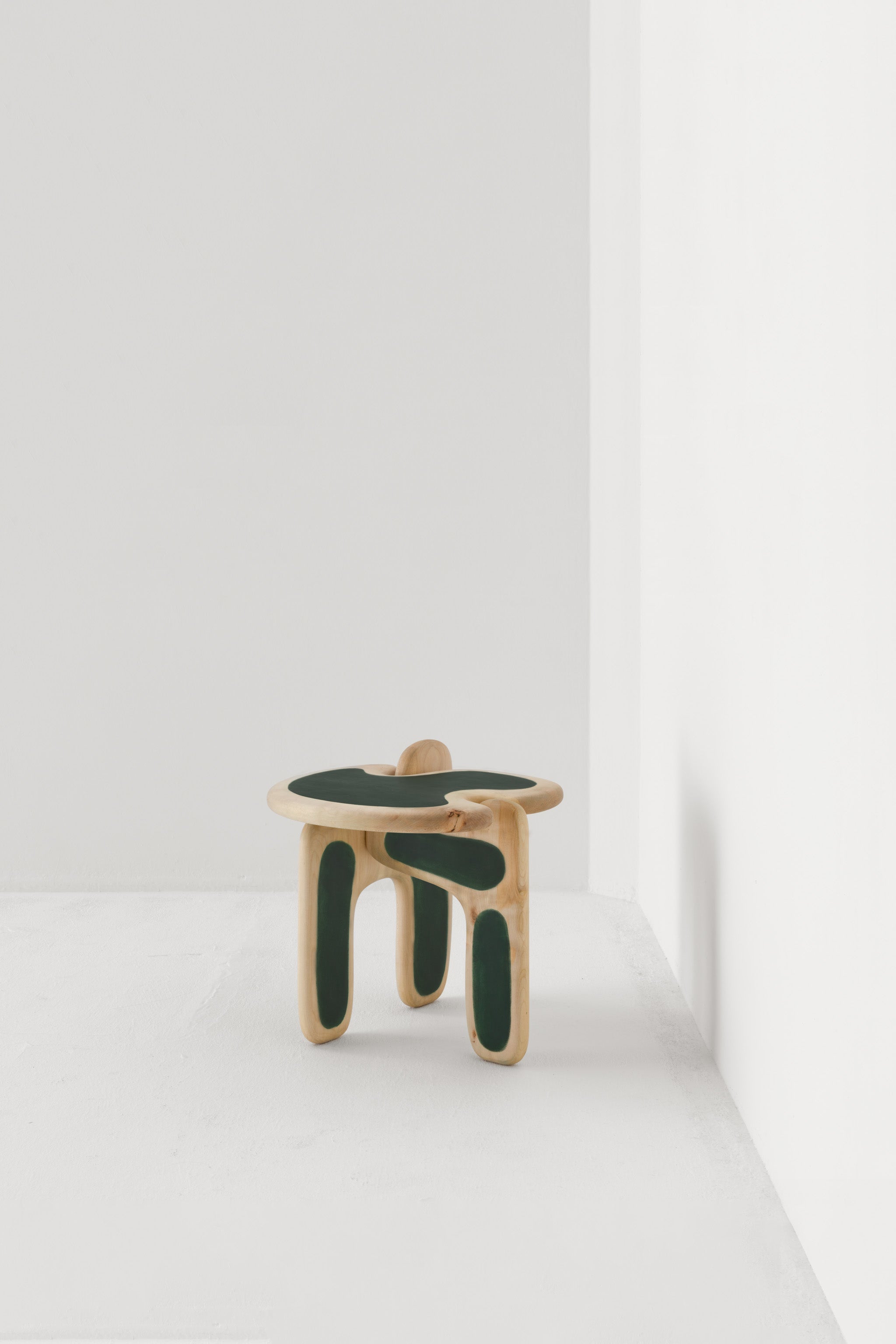 PALETTE SIDE TABLE / SYCAMORE SAPPHIRE