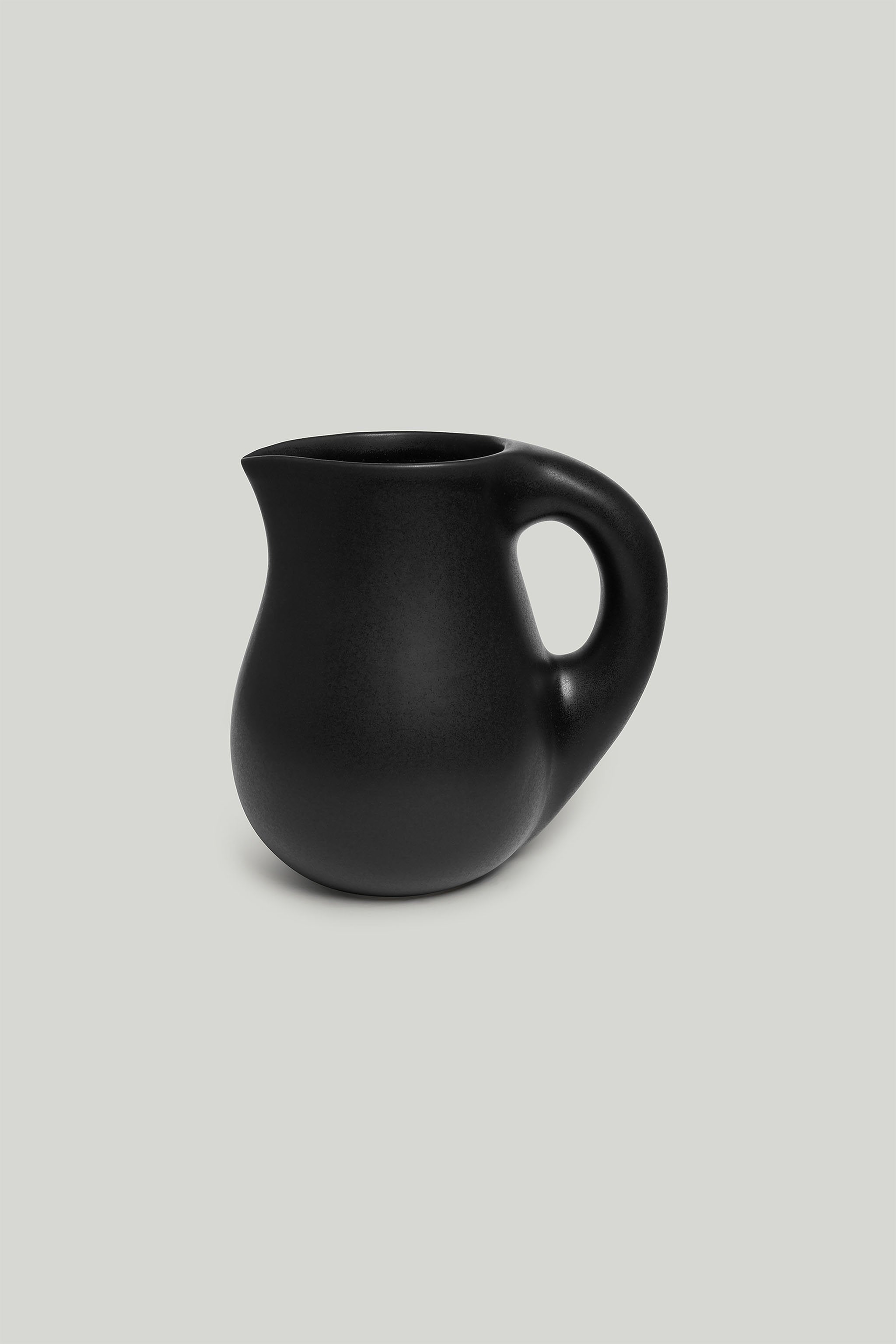 DOUGH PITCHER / CHARCOAL