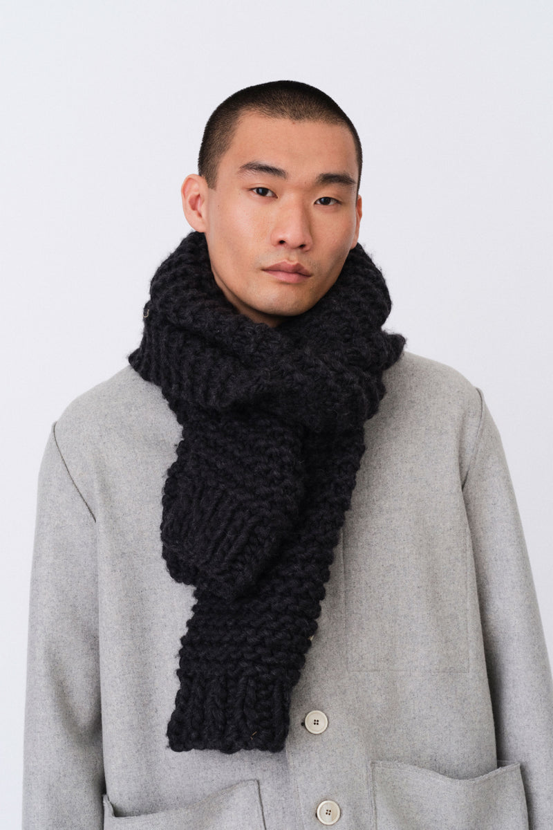 THE MOUNTAINEER SCARF / HAND KNIT WOOL CHARCOAL