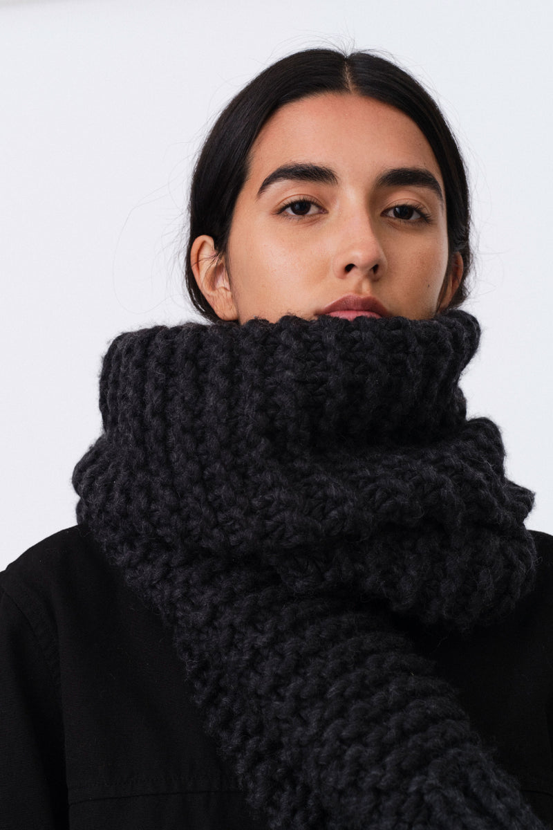 THE MOUNTAINEER SCARF / HAND KNIT WOOL CHARCOAL