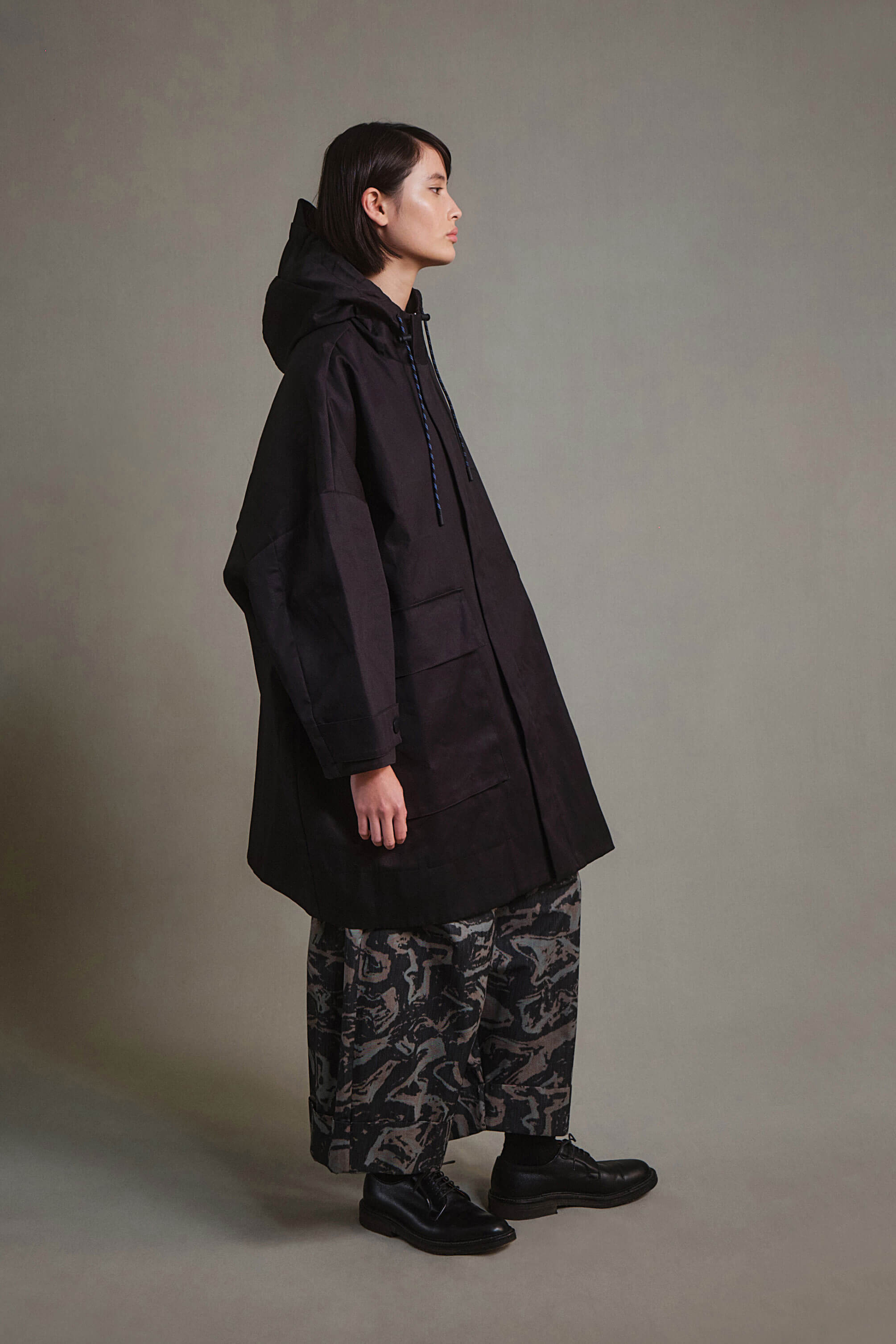 THE WAYFINDER COAT / BONDED GABERDINE FLINT SAND