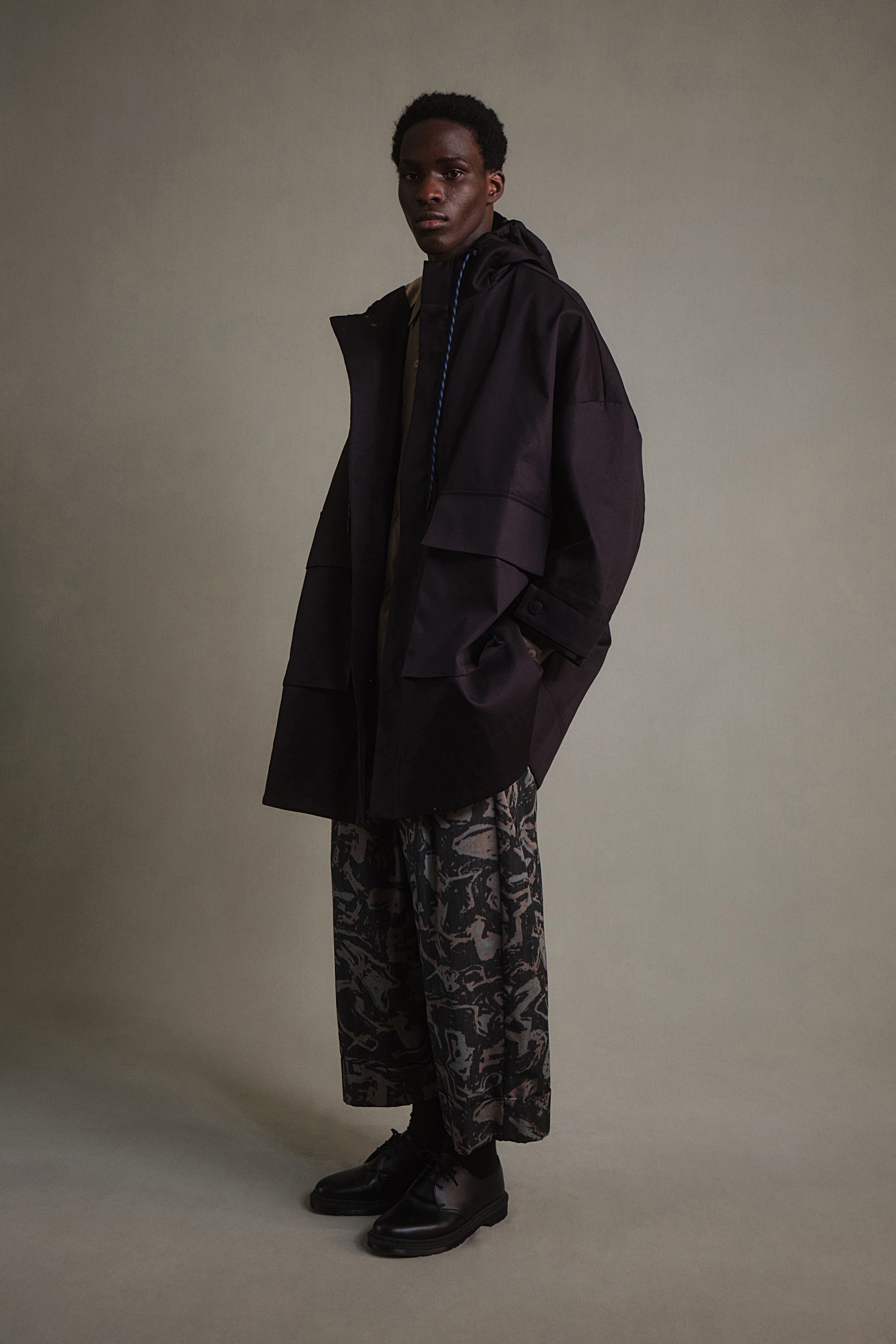 THE WAYFINDER COAT / BONDED GABERDINE FLINT SAND