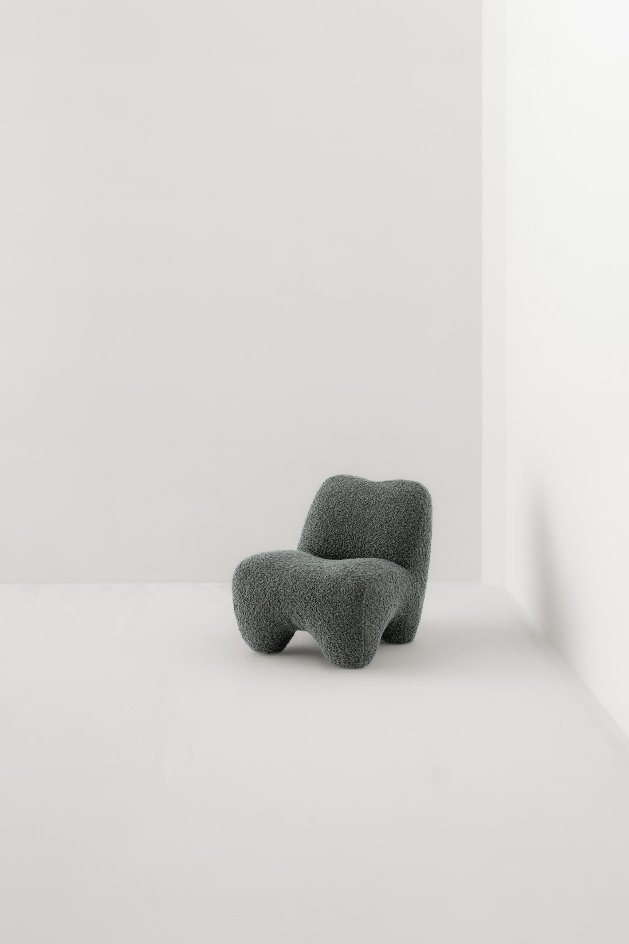 GUMMY LOUNGE CHAIR / OPIO EUCALIPTO