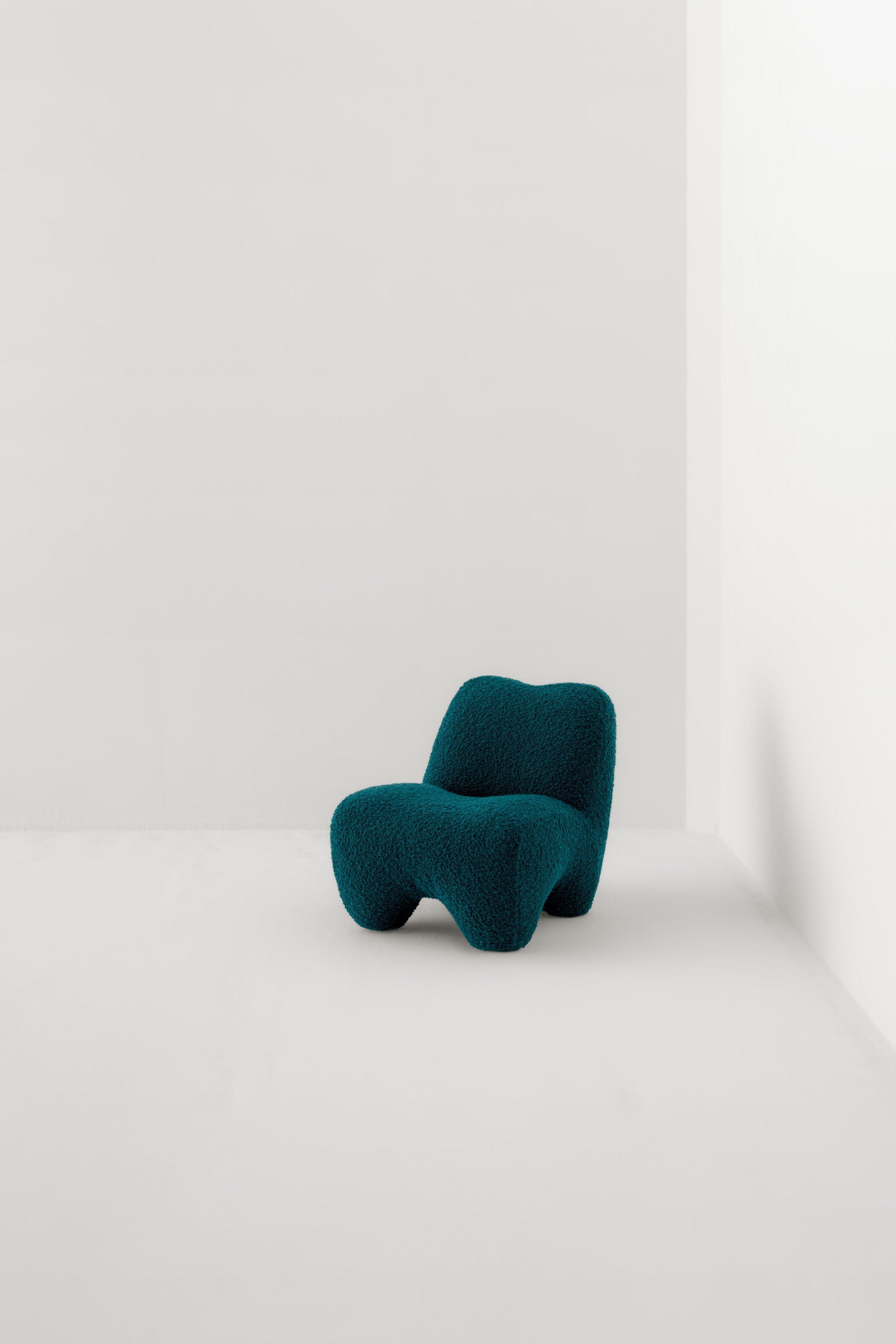 GUMMY LOUNGE CHAIR / OPIO PRUSSIANA